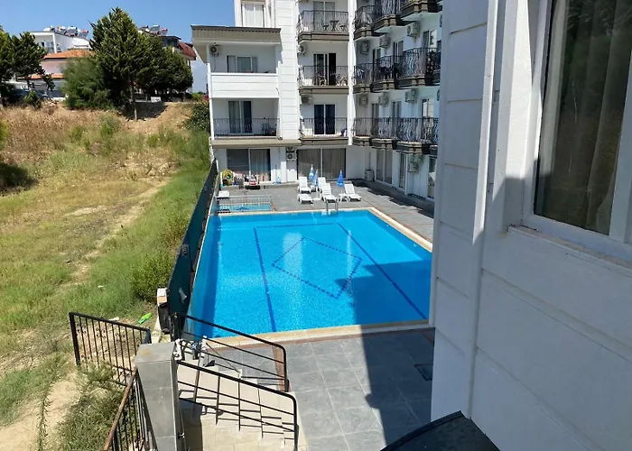 Centre Pool * Side
